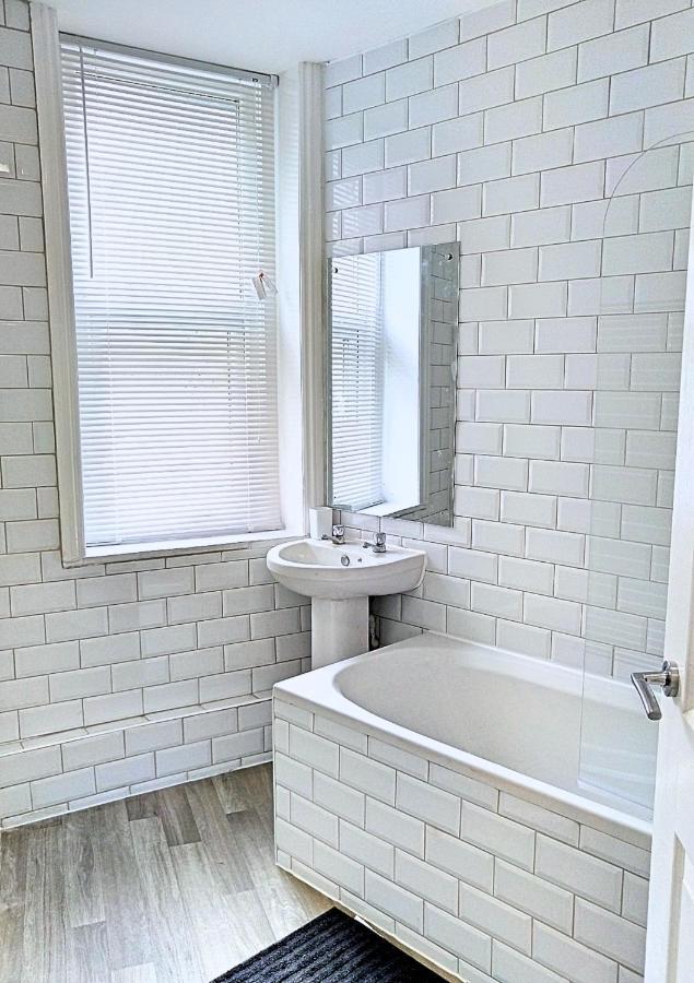 Entire Floor 2 Bedrooms On Westcliff Борнмут Екстер'єр фото